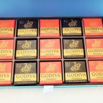 GODIVA Chocolatier 阪急梅田本店 - 下段は引出です。