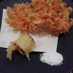 割烹 伊とう - 桜海老のかき揚げと下仁田葱の天ぷら