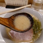 Kasu Ramen Momokichi - 味噌スープは、こんな感じ。食べ進むと割りとドロッとしたスープでした。もう少し多いと尚良しかな。