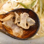 Kasu Ramen Momokichi - コチラが「油かす」まだ何個か入ってました。スープに浸っていたのでパリパリ感は無く、シッカリした歯応え。でも全然臭くないし、その存在に新鮮味があって面白い❗