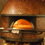 Napule - 店内に薪窯があり、ピッツァを焼き上げる様子をご覧いただけます。