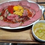 成城石井 スタイル デリ&カフェ - いくらとウニのローストビーフ丼 ¥1,639