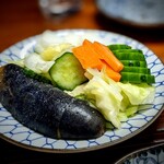 Yakitori Obako - お通しの「おしんこ」がたっぷり。鮮やかな色合いに心つかまれます。キラキラ光る課長さんはご愛敬。