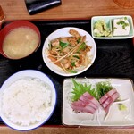 十八番 - ワラサ刺&豚スタミナ炒め定食。¥880。
