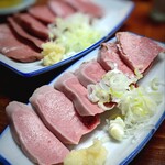 Yakitori Obako - 心に決めていた「豚タン刺し　＆　豚ハツ刺し」各460円。じっくり低温調理で、見よ!この美しさ♡