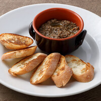 鶏レバーとポルチーニのクロスティーニ