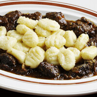 ニョッキ　牛肉と黒胡椒の煮込み　ペポーゾ