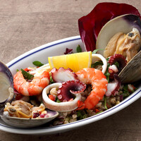 スペルト小麦と魚介のサラダ