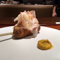 デンクシフロリ - ブーダンノワールの串揚げ　林檎のガリ仕立てを添えて。ビストロ定番豚の血ソーセージを串揚げにしてつけあわせ定番の林檎を薄切り甘酢漬けに。さらに和辛子が添えてあリます。これは好きでした。