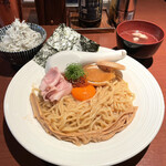 酒肴場 屯 - 【限定】あん肝まぜそば（まぐろスープ付）¥1400、白飯¥150