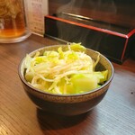 ラーメンとんぼ - 無料の茹でキャベツ(結構多かったです)