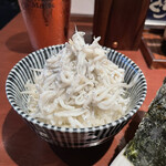 酒肴場 屯 - 白飯はサービスで釜揚げしらすのせ