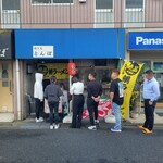 ラーメンとんぼ - ちょうどお昼時で、お店を出たら並んでいました