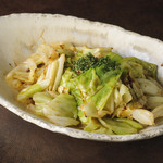 酒場それがし - キャベツの酒盗炒め