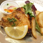 ボージャン - ◎タンドリーチキン（チキンの質感がインド料理店のものとは異なり旨いです）スパイシーポテト、アチャール付き