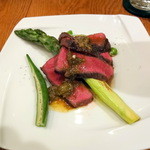 ラ･マンチーナ - 北海道牛のロースト、蕗の薹ソース