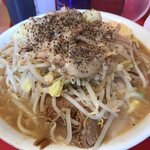 ラーメン二郎 - 脂にブラックペッパーをタップリかけます。