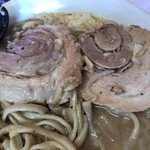 ラーメン二郎 - 肉肉しいけど脂身もタップリで美味しいです。