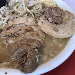 ラーメン二郎 - 大きな豚2枚の上に端豚が。