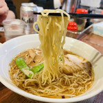 かおたんラーメンえんとつ屋 - ◎麺は中細のやや縮れ麺