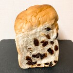 Kotei Bekari - ぶどうパン　何年ぶりかに買ってみたらちょっとブドウが控えめになった？でもこれでも十分重いし甘いしのヘビー級のパン