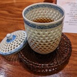 Shi Fan - 食後のお茶は、高価な有田焼のほたる焼きの茶器で提供されました。茶器が薄くて熱くて持ちにくいので、籃胎漆器の茶托に載せられていました。