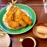 でん助茶屋 - アジフライ＆カキフライ盛り
      いさり火定食でご飯味噌汁とめて、あわびと刺し身と天ぷら等々でアルコールをいただいたので、ご飯はアジフライとカキフライでいただきました。