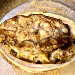 でん助茶屋 - あわび踊り焼き　　カネなべで踊るあわび
      ナイフで身を殻から外してフォークとナイフでカット