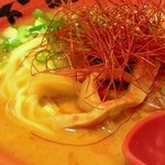 天下一品 - 表面にうっすらと浮く粉末の赤唐辛子