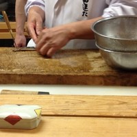 割烹 やました - ドジョウさばき中