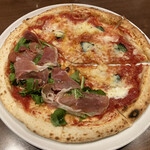 イタリア料理クッチーナ - マルゲリータ/生ハムとルッコラのピザ