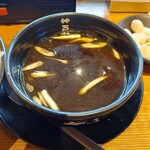 神戸ちぇりー亭 - 醤油ベースのあっさりしたつけ汁