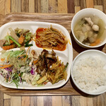 タイサバイ - メインプレート、野菜のあっさりスープ、ジャスミンライス