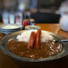 炉端 氷炭 - ◆オリジナル炭火チキンカレー
小盛りでもご飯の量が思ったよりたっぷり。
チキンはよく煮込まれトロトロ。本格派と家庭的な味わいの間のような欧風カレー。辛さは中辛程度。