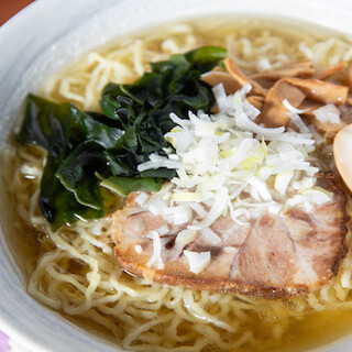 自家製スープのラーメンやボリューミーなコースも