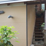 魚山人 - 建物の2階が客席です。