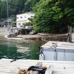 魚山人 - 船にゆられて5分ほど・・・。優雅なクルージングです♪正面の建物が食事処。