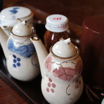 魚山人 - 自家製醤油とポン酢。刺身はわさびでなくゆず胡椒でいただく。