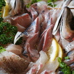 魚山人 - 刺身3点盛り。ヒラメ、アジ、鯛。信じられないくらい美味しい！