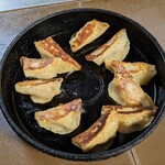 いづみ - 鉄鍋餃子、注文うけてから包んで鉄鍋焼いてそのまま提供です。