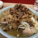 ラーメンきずな - ラーメン半分 野菜ちょいマシ ニンニク アブラ増 ほぐしブタ