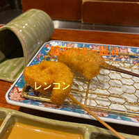 串揚げキッチン だん 梅田店 - 最初にふたつ出てきました