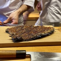 恵比寿 えんどう - 青森県 小川原湖の天然物の鰻蒲焼き
                      見事！！
                      この焼き色に気持ちを持っていかれました♬
                      かなり大きな鰻ですね！
                      焼きたてはまだ表面の脂がフツフツしています！
