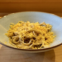 恵比寿 えんどう - カラスミ蕎麦
                    大将手打ちの蕎麦に煎った蕎麦の実が入るカラスミ蕎麦、いつもながらにとっても美味しいお蕎麦です♪
                    蕎麦の実が香ばしく食感も良く、お鮨屋さんなのに蕎麦も美味しいのです！