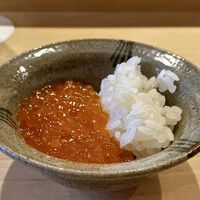 恵比寿 えんどう - いくらにシャリ
                    いくらの柔らかさは素晴らしいですね！
                    その柔らかさに対してシャリが固く感じる程ですからね、食感の対比もまた楽しいです。
                    まだもう少しフレッシュないくらをいただけそうです。