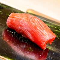 鮨 こう介 - 大間の大トロです。50もの細かい切り込みが入ります。内側には中落ちを射込んで、追い脂。これは溶けました\(//∇//)\