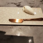 French Restaurant ensia - 極旨の、罪深き、ホイップバター。バターナイフにも、鈴＝エンシアのe !!