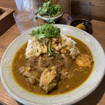 LAMP - チキンカレー、卵黄＆パクチートッピング。
