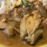 LAMP - チキンカレー接写！
      しっとりホロホロでジューシーなチキンが最高です。