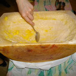 メイン料理のプレートにはサフランが効いた美味しいリゾットが奢られ、パフォーマンスもお見事！